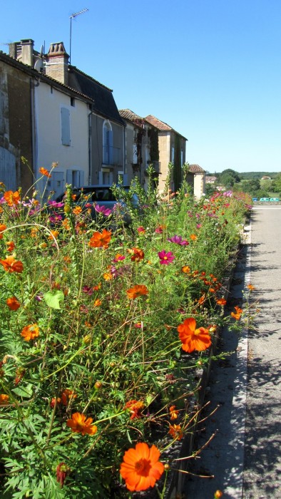 Monpazier, bastide fleurie en Dordogne Monpazier, bastide fleurie en Dordogne