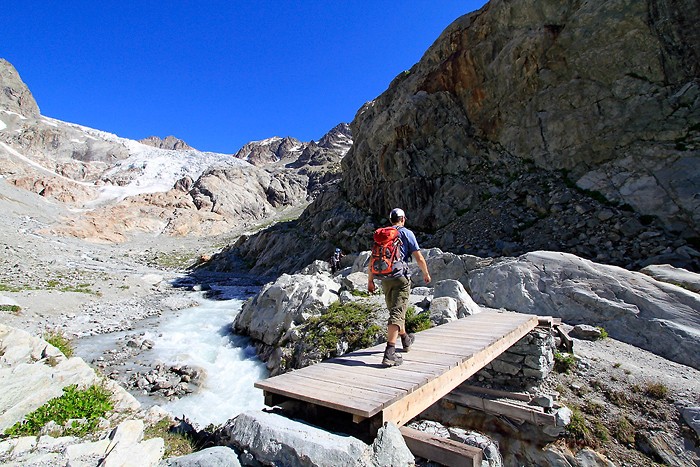 Passage sur une passerelle sous le bord Blacier Blanc