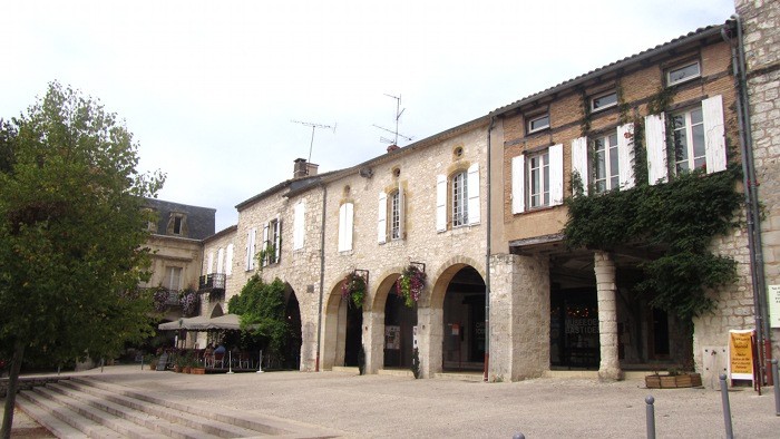 Monflanquin village du Lot et Garonne, place Foch