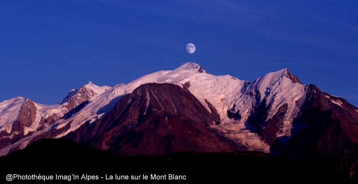 La lune sur le Mont Blanc