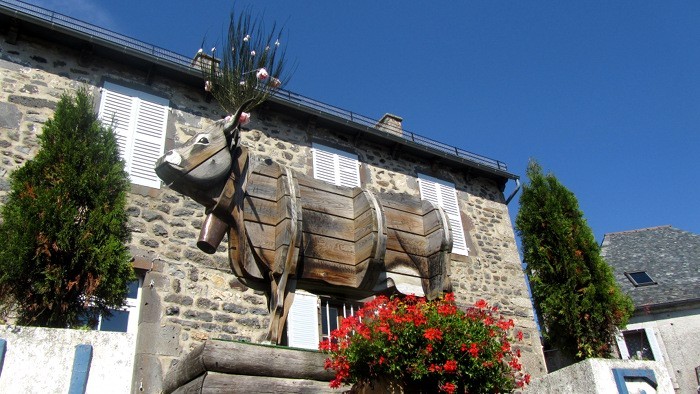 Alpuech et sa vache d'Aubrac