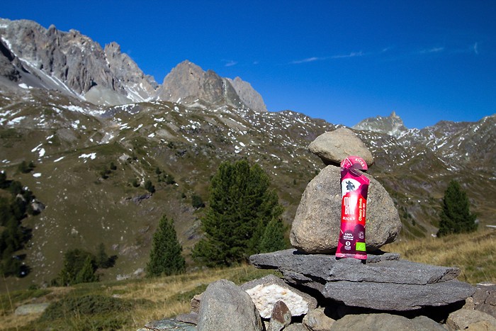 Le Lac Long est au bout du chemin et Mulebar pose sur un cairn