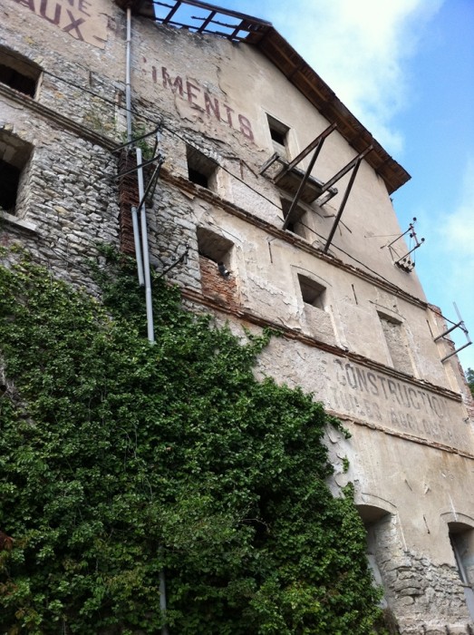 Btiment  l'entre de Cahors le long du Lot