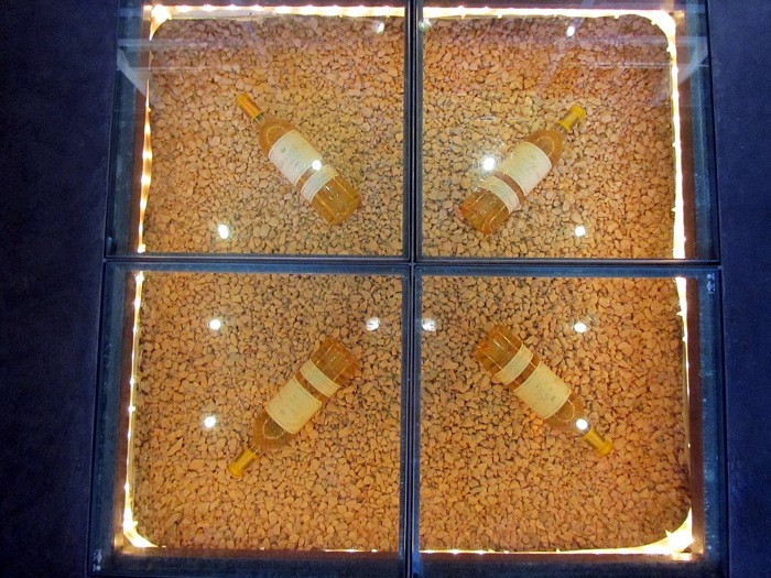 Bouteilles de vin sous verre dans le sol