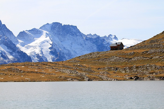 Refuge du Golon devant la Meije et le lac
