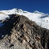 De retour au refuge d'altitude, vue sur le sommet au loin cach