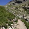 Sentier de randonne et derrire le Lac de l'Eychauda