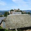 Village de Roquelaure et son chateau en face qui domine la Valle du Lot