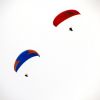 Parapentes The North Face dans le ciel gris
