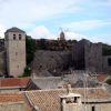 Vue sur le village de La Couvertoirade et le moulin depuis les remparts