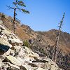 Le sentier monte dans les rochers