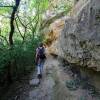 Le sentier longe la falaise