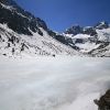 Lac d'Estom recouvert de glace