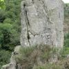 Rocher sur le chemin de randonne prs du Village de Bez Bdne