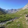 Randonneurs sur le chemin en direction du Cirque d'Estaub, Pyrnes