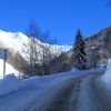 La route qui monte vers la station de Barges