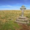 Croix en pierre au dpart de la rando du Signal de Mailhebiau, Aubrac