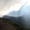 Le sentier qui monte sur le volcan
