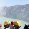 Les porteurs de souffre sur le volcan
