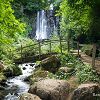 Passerelle en bois devant la cascade de Vaucoux