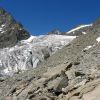 Randonneur en direction du Glacier Blanc, Alpes, Massif des Ecrins