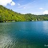 Les eaux bleues du lac Pavin en Auvergne