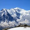 Randonneurs devant le Mont-Blanc