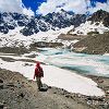 On descend vers le lac et son glacier
