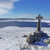 Lac et croix en pierre sur le plateau