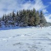 Monte sous un vent violent, et un temps fantastique