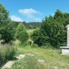 Croix en pierre bordant le chemin