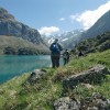 Randonneurs devant le lac des Gloriettes