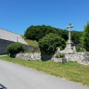 Le hameau avec la belle croix en pierre