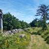 Croix en pierre sur le chemin