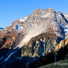 Derrire nous la montagne s'croule