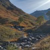 Le ruisseau coule le long du chemin
