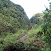 La cascade aparait au loin en hauteur