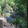 L'eau du ruisseau est couleur azur