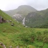 La cascade est l-bas, qu'elle est belle !