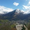 Une grange au premier plan