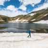 Encore un peu de neige le long du lac