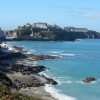 Haute-Ville de Granville depuis la plage du Plat-Gousset.