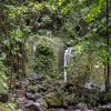 La cascade devant le bassin d'eau chaude