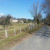 La petite route qui passe prs du chteau