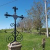 Une croix en fer  la croise des chemins 
