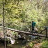 On traverse la rivire grce  la passerelle