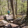 Passage d'un pont en bois
