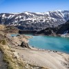 Le barrage et le sentier qui longe le lac