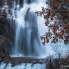 Zoom sur la cascade de Rnes