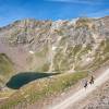 Randonneurs devant le lac d'Oncet